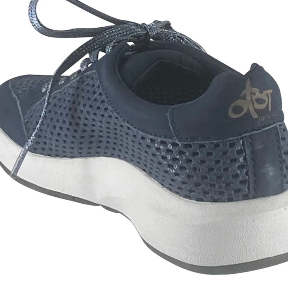OTBT (OFF THE BEATEN TRACK)
JOYCE SNEAKER KING BLUE